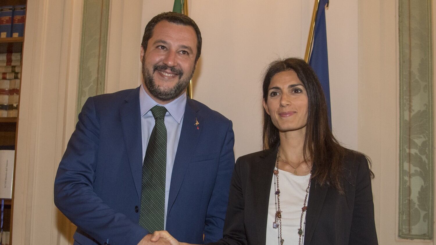La Raggi va all'attacco: "Se Salvini è Batman, io sono Wonder Woman..."