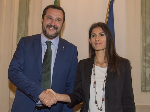 Raggi fa la splendida: "Se Salvini viene a Roma staccate i citofoni…"