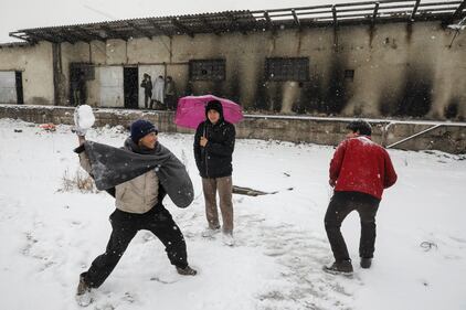 A Belgrado immigrati in coda per un pasto caldo 9
