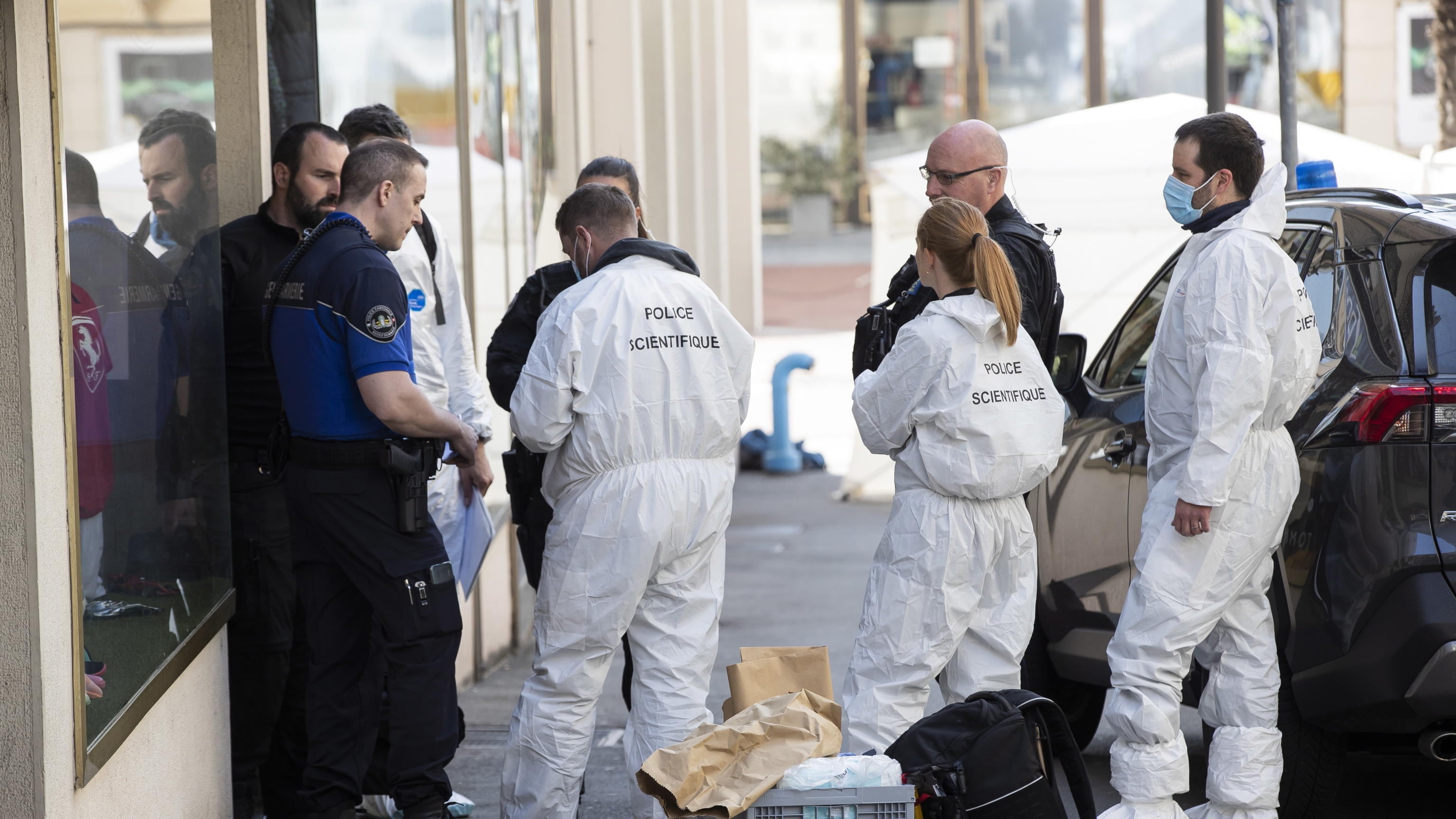 C'è la polizia alla porta, l'intera famiglia si lancia dal settimo piano