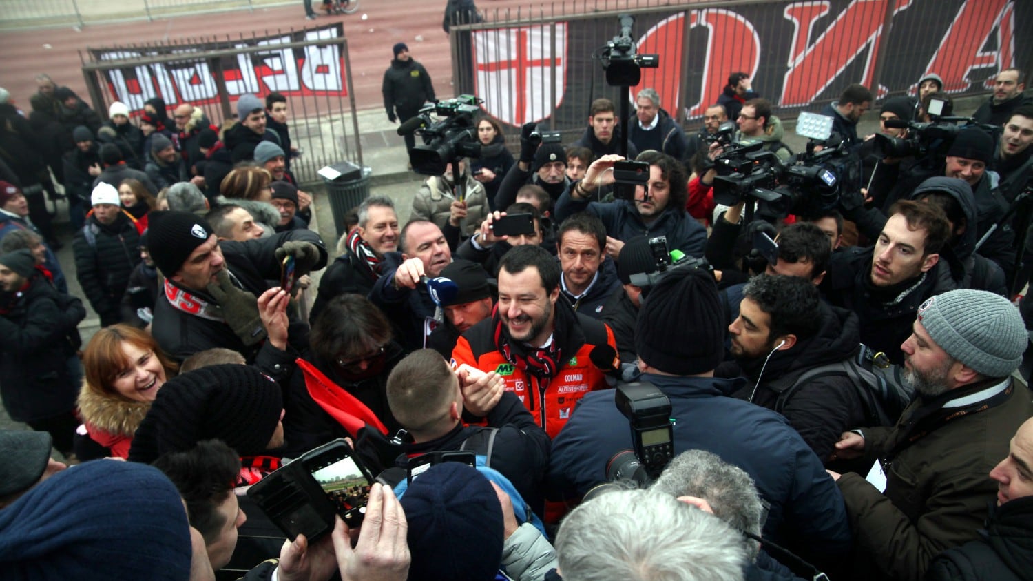 Salvini incontra gli ultras, la sinistra attacca: "Abbraccia l'indagato"