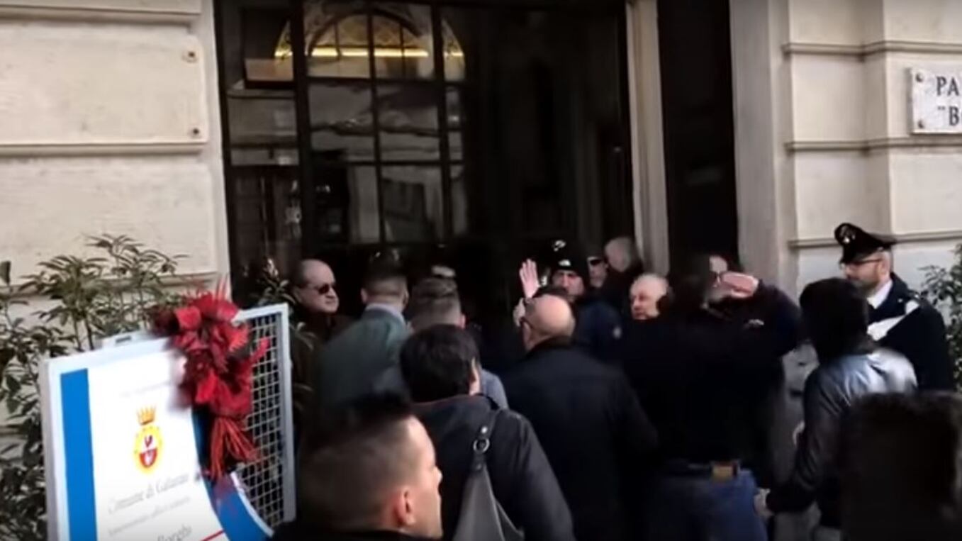 Gallarate, il sindaco sgombera i sinti E loro assaltano il municipio
