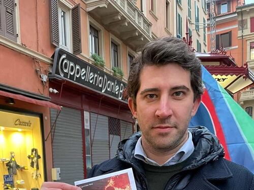 "Pestato dai compagni nel silenzio generale"