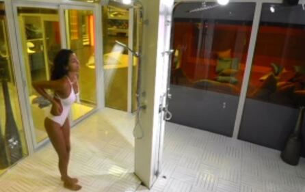 Mariana Rodriguez, yoga sexy al Grande Fratello Vip 10