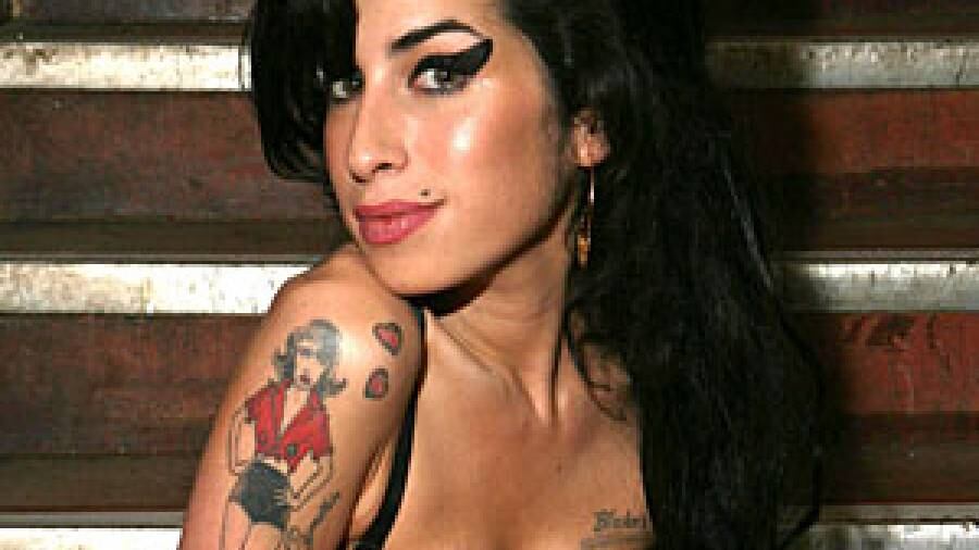 A 8 anni dalla morte di Amy Winehouse l'ex marito vuole parte del suo patrimonio