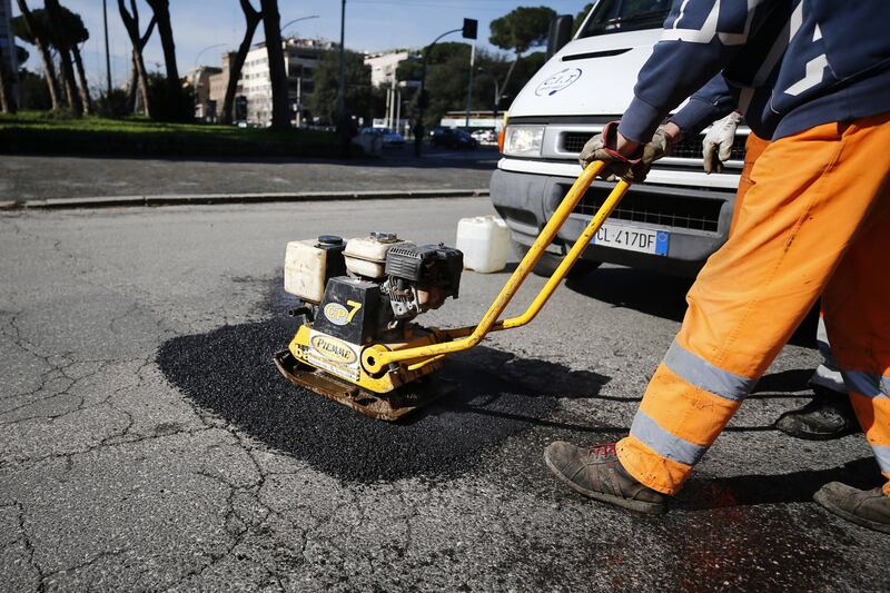 Gli interventi dei vigili urbani per chiudere le buche sulle strade della Capitale 9