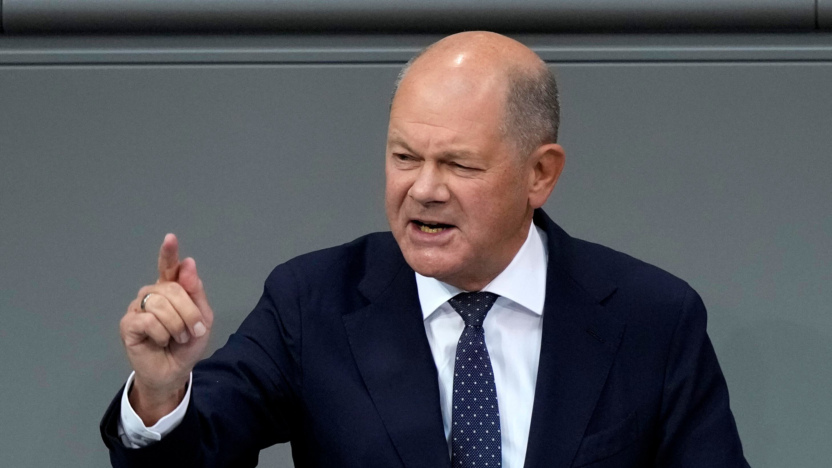 Migranti, le urla di Scholz: "Adesso basta ingressi selvaggi"