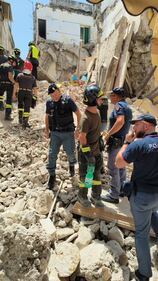 Crolla palazzina a Torre del Greco: le immagini dei soccorsi 2