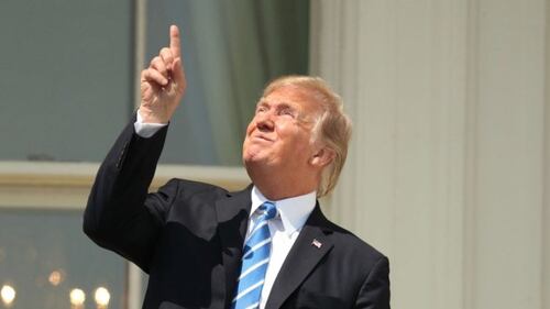 Trump guarda l'eclissi senza occhiali protettivi 1