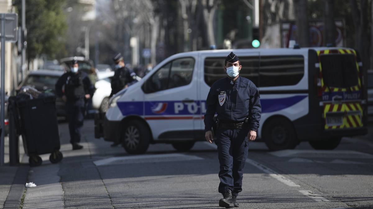 Coltellate all'agente in nome di Maometto: ancora sangue in Francia