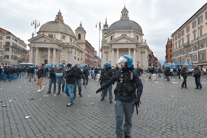 Roma, 400 ultras dell'Eintracht hanno invaso (e semidistrutto) la capitale 2