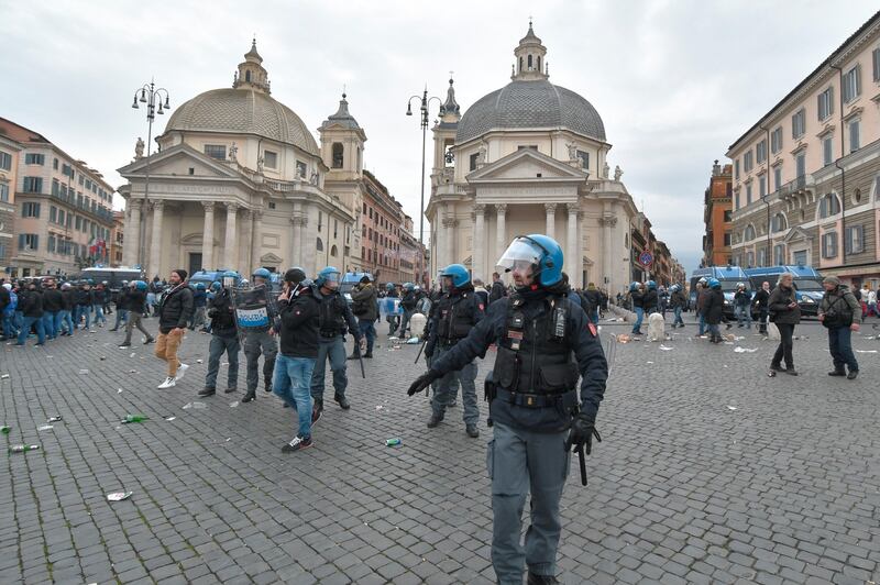 Roma, 400 ultras dell'Eintracht hanno invaso (e semidistrutto) la capitale 2