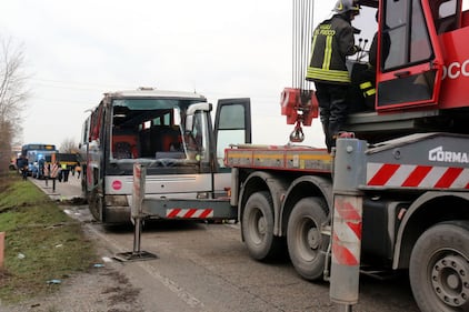 Mantova, scuolabus si ribalta in un fosso: paura per 50 bimbi 8