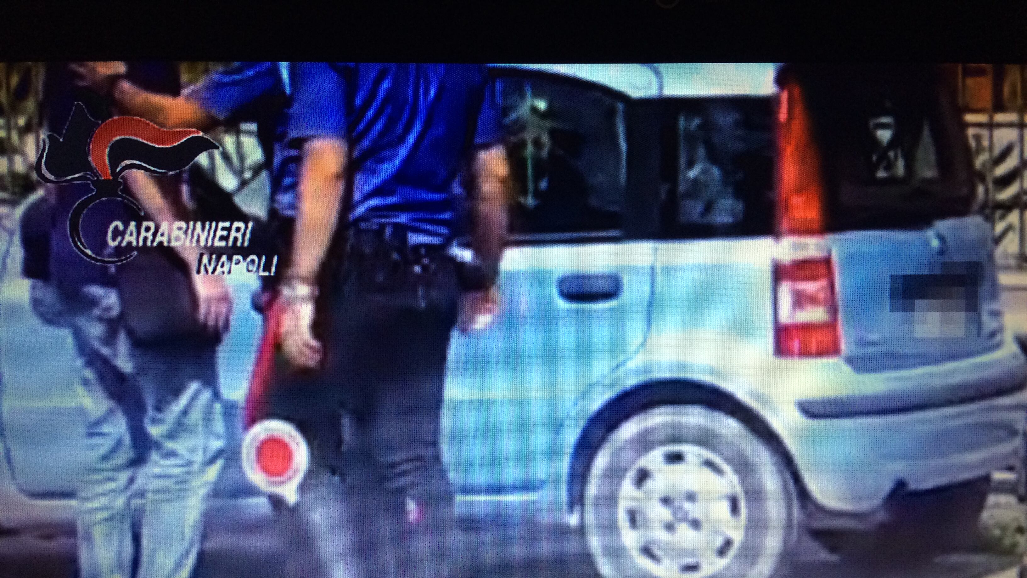 Denuncia il parcheggiatore abusivo e lo fa arrestare