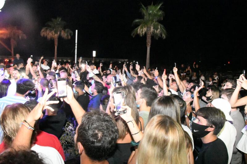 Nonostante i divieti di ballo e assembramenti non si ferma la movida 2