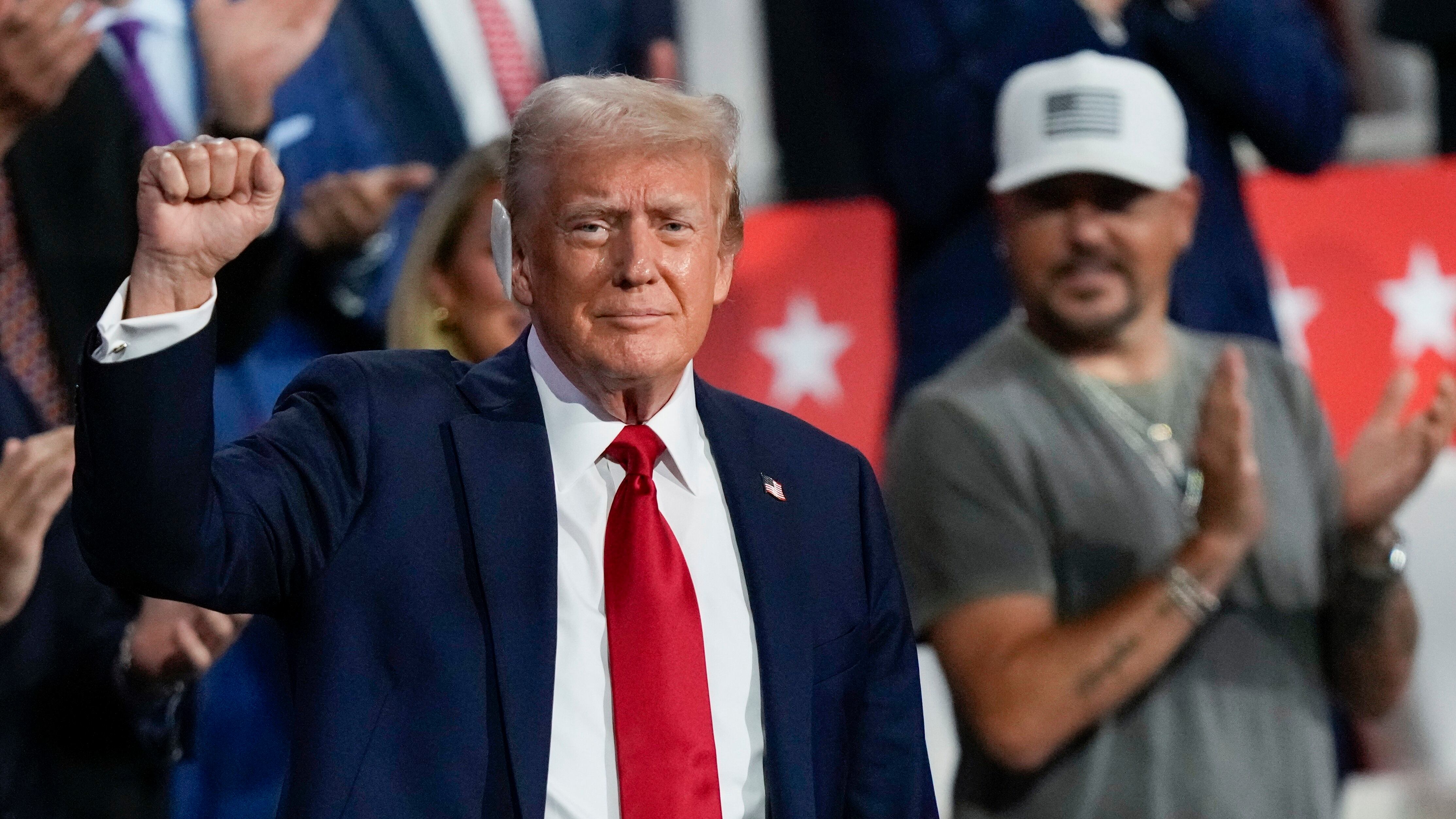Trump attacca Harris e i dem si ricompattano: appoggio degli Obama e dei Clinton