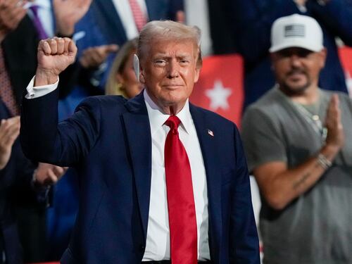 Trump attacca Harris e i dem si ricompattano: appoggio degli Obama e dei Clinton
