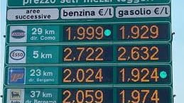 Dalla benzina a 2,70 sulla A8 ai 60 euro per due caffe: gli scontrini choc dell'estate 2023