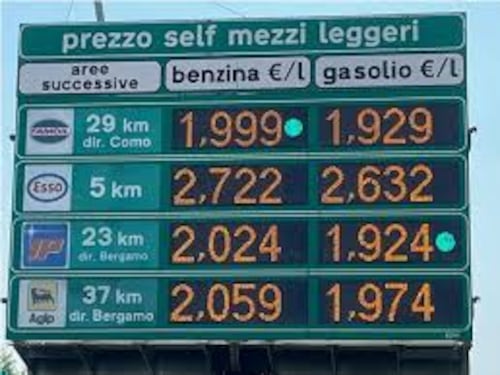Dalla benzina a 2,70 sulla A8 ai 60 euro per due caffe: gli scontrini choc dell'estate 2023