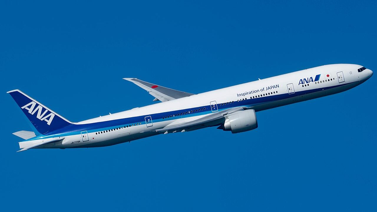 Paura sul volo Tokyo-Houston, passeggero prova ad aprire il portellone: cosa è successo