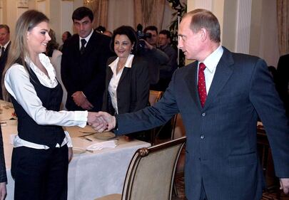 Alina, la ginnasta amica di Putin adesso porta la fiaccola 1