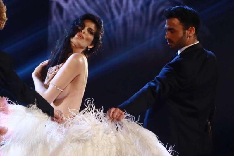 Pamela Prati in topless per la fine dell'estate 24