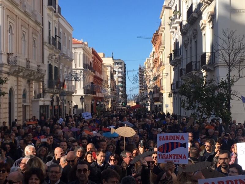 Le sardine scendono in piazza anche a Taranto 3