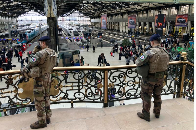 Attacco al coltello alla stazione di Parigi: tre feriti. Fermato un maliano con documenti italiani 4