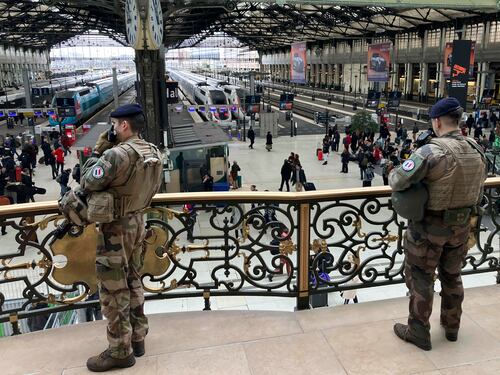 “Incompatibile”. Revocato il fermo dell’aggressore di Parigi