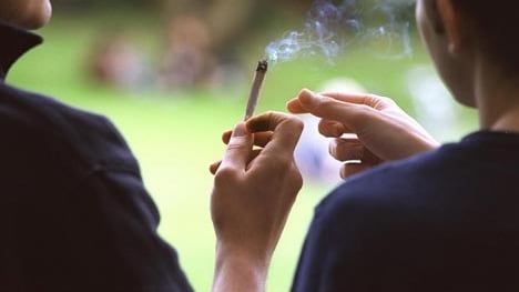 Insegna alla figlia piccola a fumare una canna, papà condannato a 4 anni