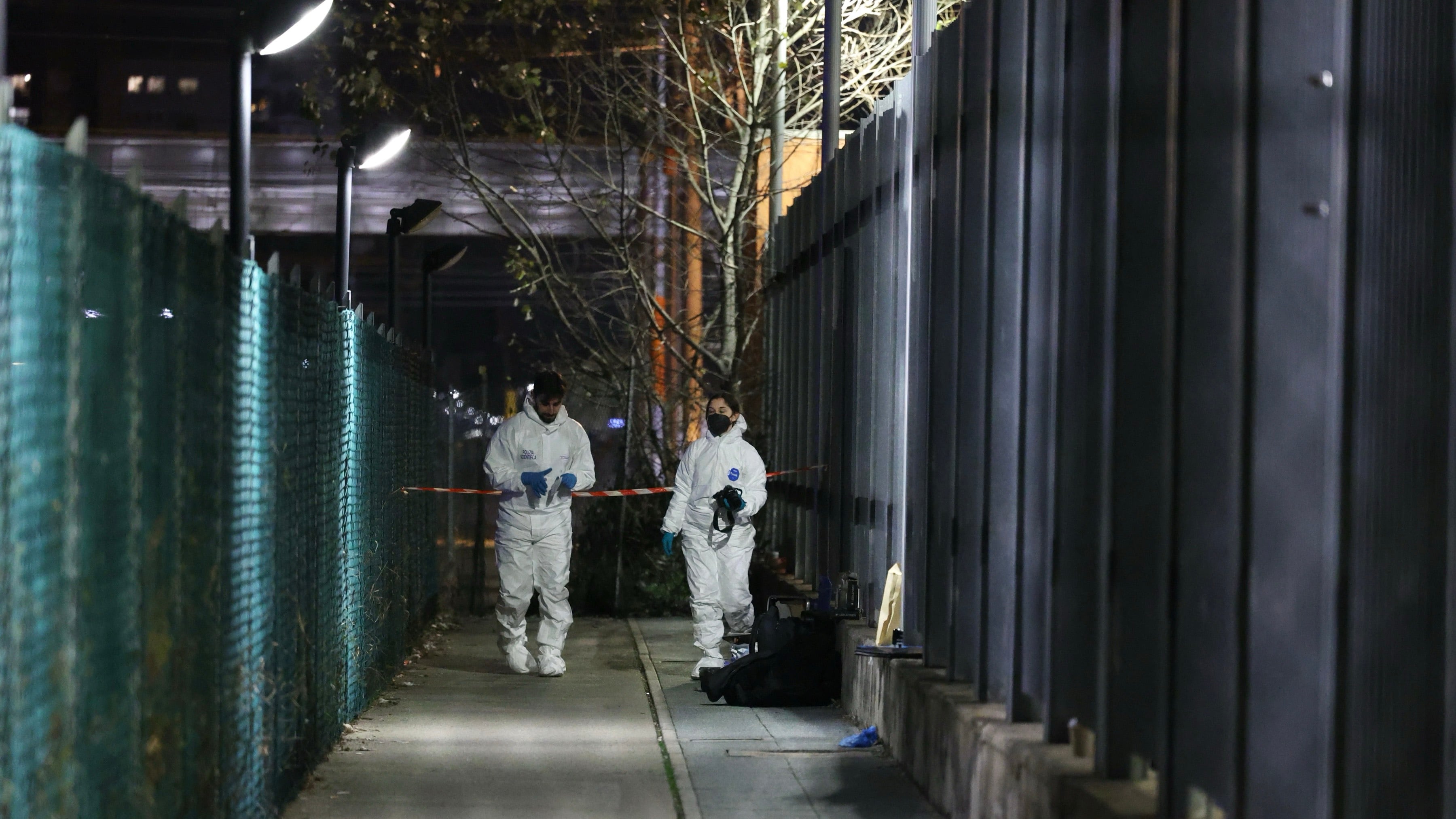 Nell'inferno della stazione tra degrado, spaccio e abusivi. "Qui tutti abbiamo paura"