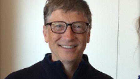 Bill Gates in posa con una vittima di Epstein: la foto choc che imbarazza il miliardario