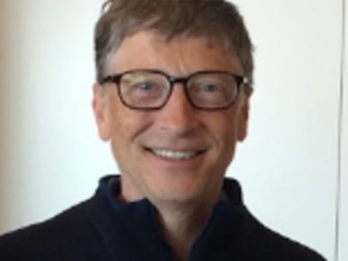 Bill Gates in posa con una vittima di Epstein: la foto choc che imbarazza il miliardario