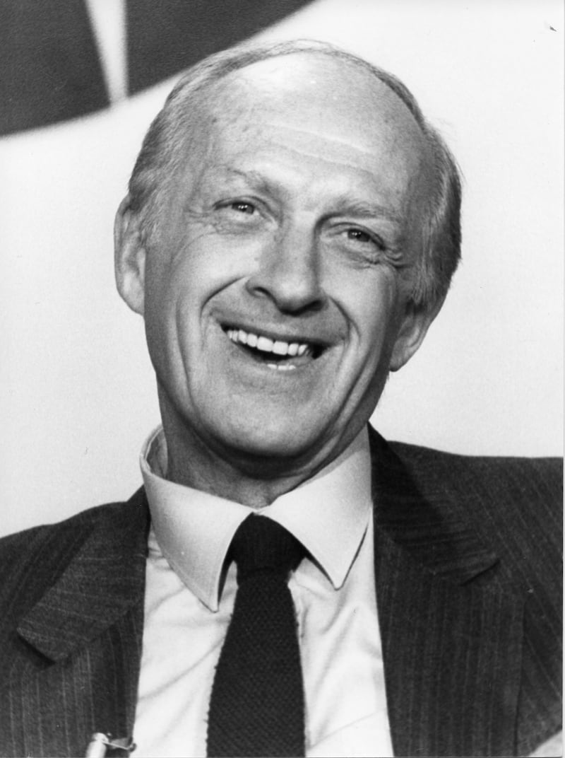 Raimondo Vianello nel programma "Tante scuse" (1975)
