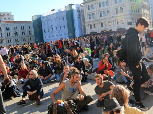 A Trieste assaltato il salotto buono: la polizia respinge i No Pass. 8.000 in piazza