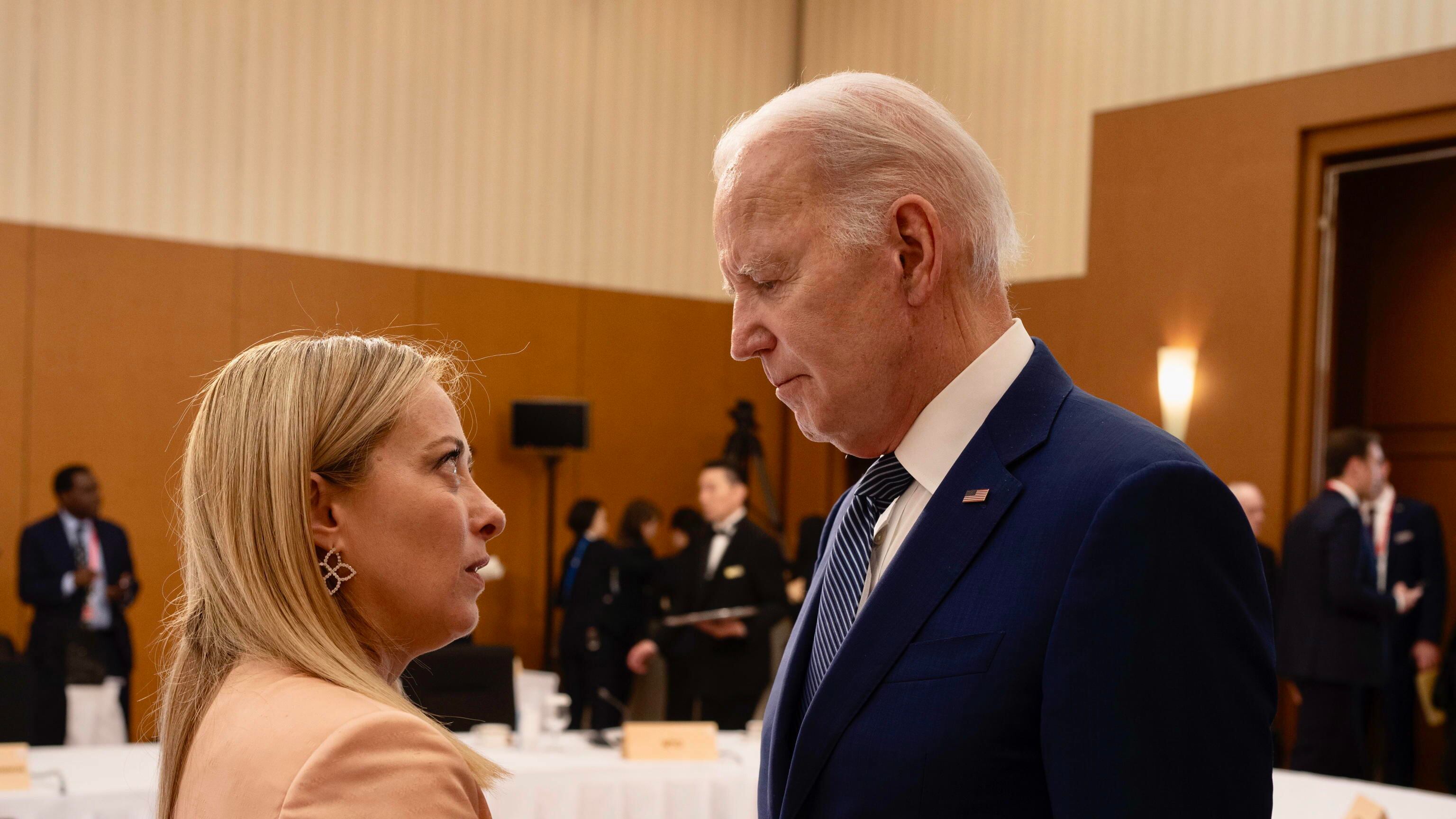 "Condoglianze per i morti": l'abbraccio Meloni-Biden al G7 e la vicinanza dei leader all'Italia