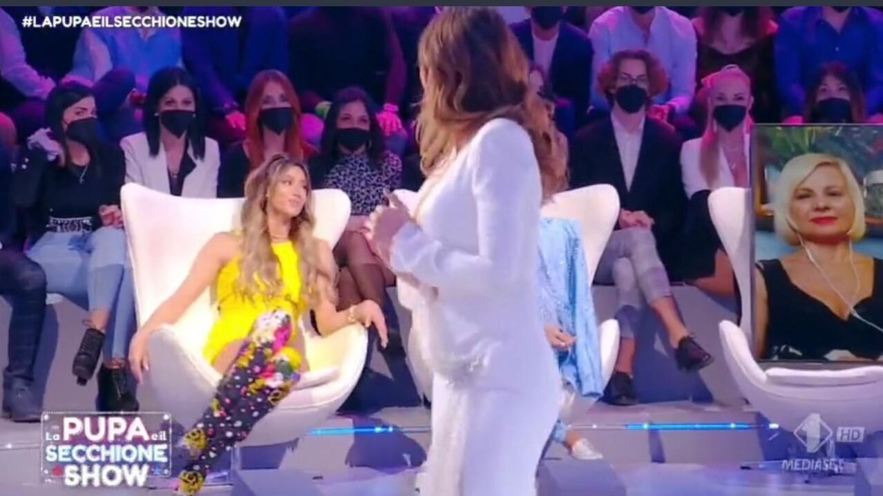 "Ti rode…", "È una pupa…". Volano stracci tra Mila Suarez e Soleil Sorge