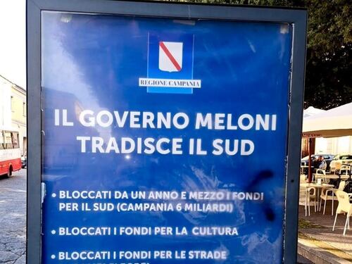 Manifesti anti-governo con il logo della Regione: l'ultimo attacco di De Luca