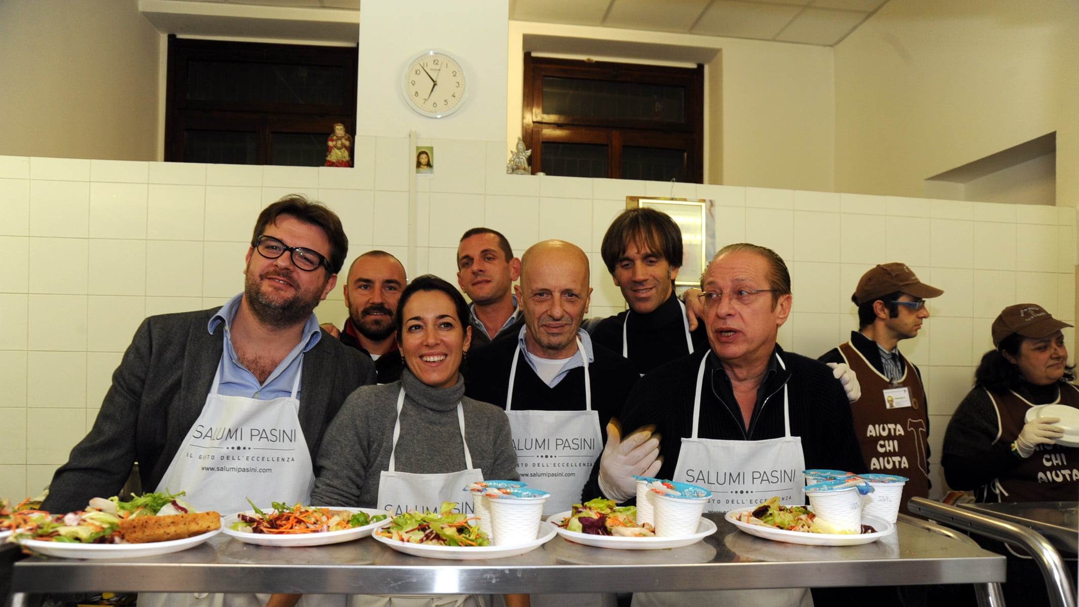 Vip e calciatori alla mensa dei poveri