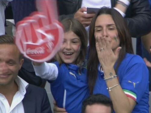 Conte e l'abbraccio con la moglie dopo la partita con la Spagna