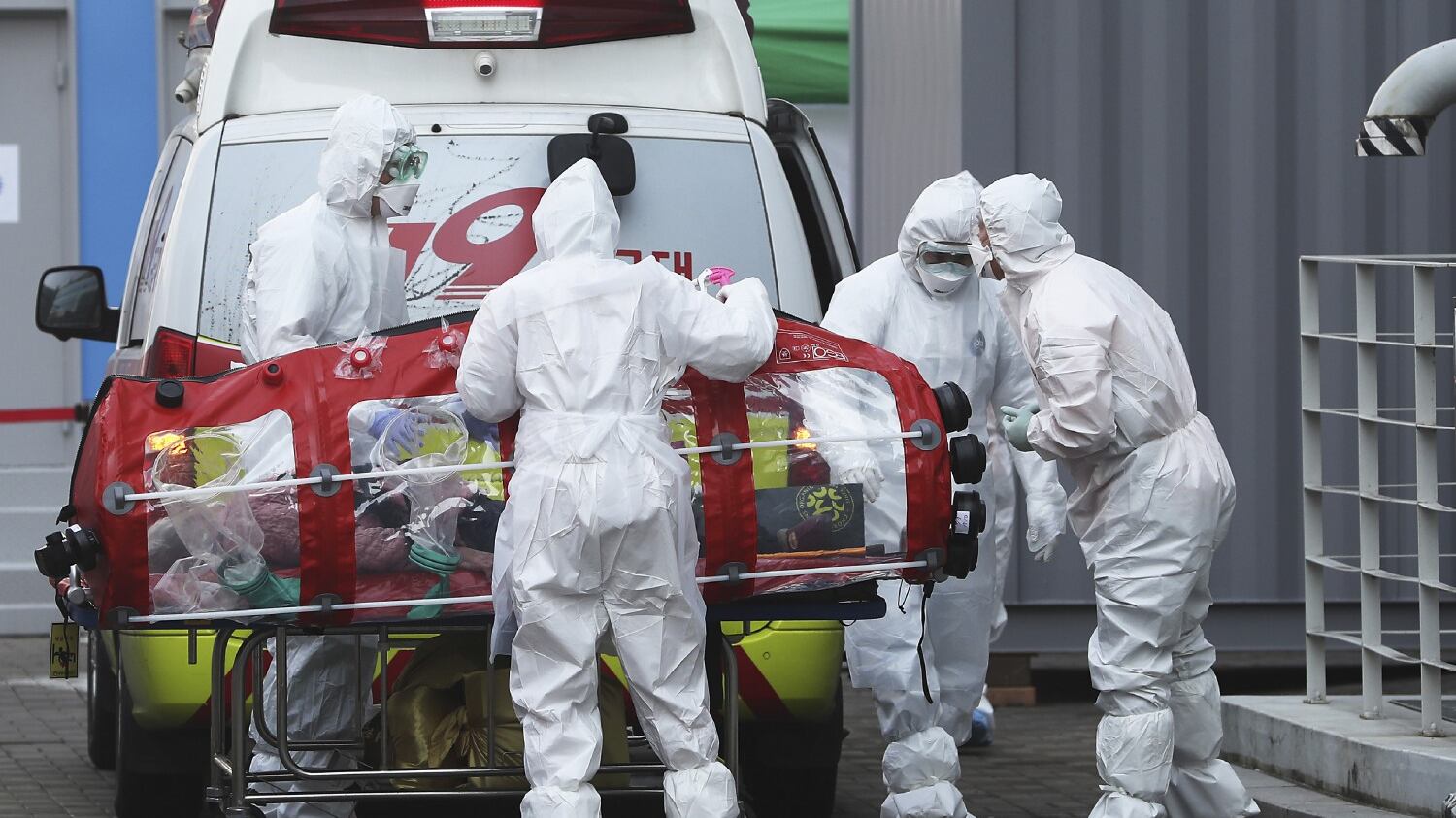 Lombardia, la situazione negli ospedali: "Strutture al collasso e personale sfinito"