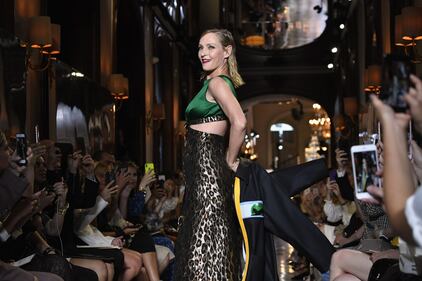 Uma Thurman e Naomi Campbell sfilano a Parigi  1