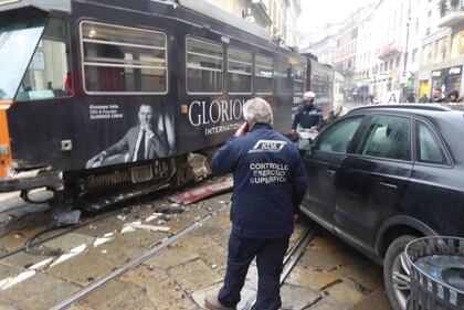 Auto si scontra con tram in centro a Milano 4