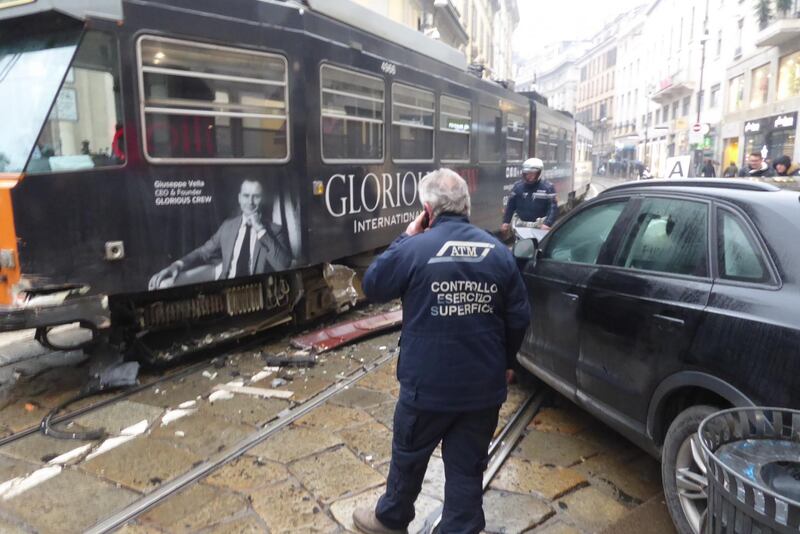 Auto si scontra con tram in centro a Milano 4