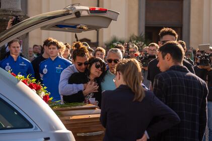 L'ultimo saluto a Matilde Lorenzi: le immagini più toccanti dei funerali 12