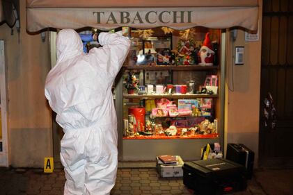 Asti, sangue in tabaccheria 12