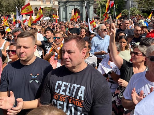 “Situazione insostenibile”. In centiania protestano a Ceuta per l’emergenza migranti