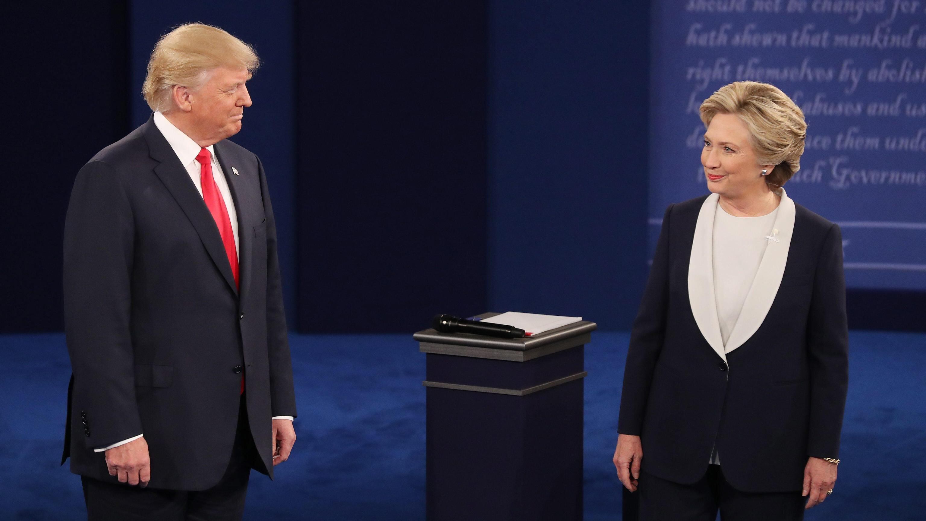 "È molestia". Trump condannato a risarcire Hillary Clinton