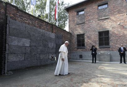 Il Papa in visita ad Auschwitz 15