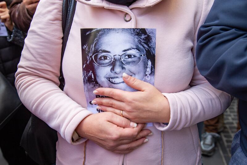 La folla all'esterno della chiesa in cui fu rinvenuto il corpo di Elisa Claps 5